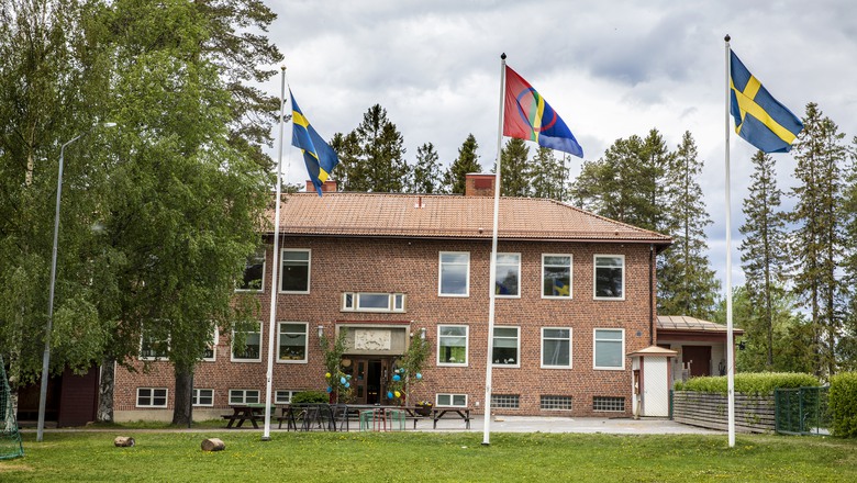 rödöns skola. en tegelbyggnad utanför vilken det vajar två svenska och en samisk flagga