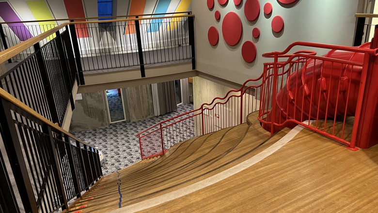 bilden visar trappa till nedre plan på Sånghusvallens Skola