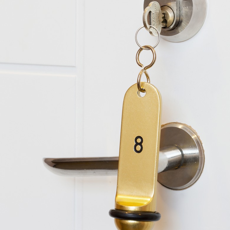 Dörrhandtag, lås och en hotellnyckel