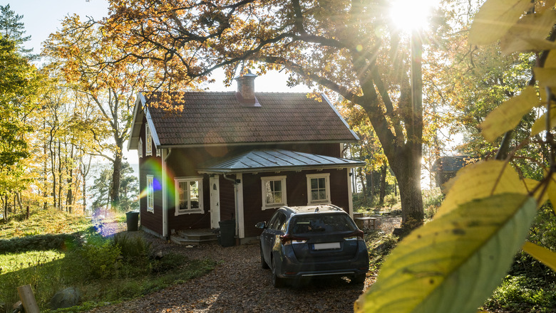 stuga och en bil och träd på hösten