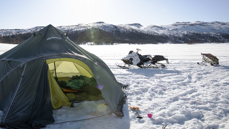 Tält och skoter på en is