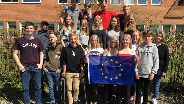 Bild på klass 8C på Nyhedens skola som håller i en EU-flagga