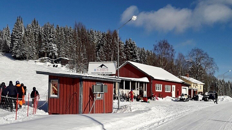 Ålåsens Lift och camping i vinterlandskap och blå himmel. 