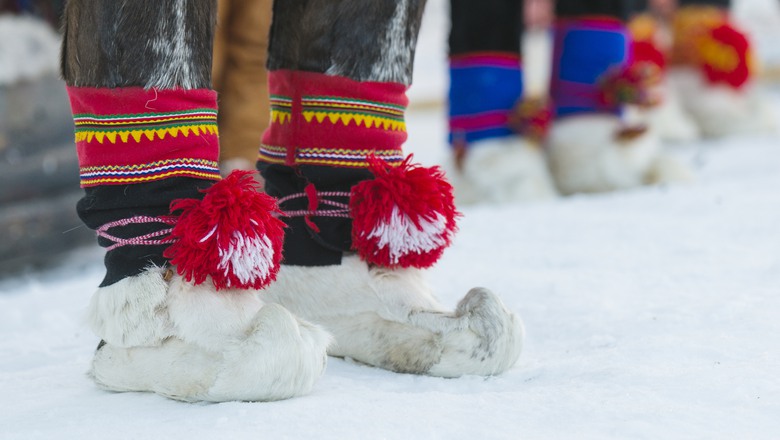 fötter beklädda med traditionella samiska fotbeklädnader