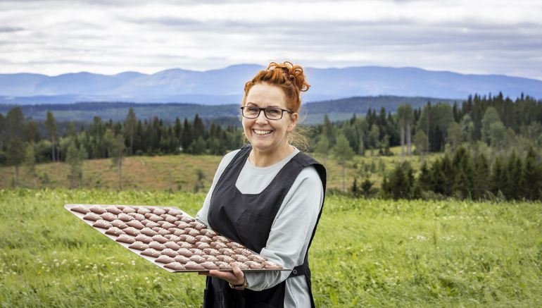 Tina Miinin driver sedan 12 år Tinas Praliner i Helleberg. Det som då började med några egengjorda praliner som hon modigt undrade om Telegott i Östersund ville sälja, har nu blivit en riktig chokladsuccé över hela vårt land. 