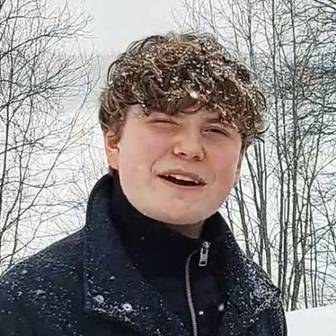 Porträttbild på en ung man i snömiljö