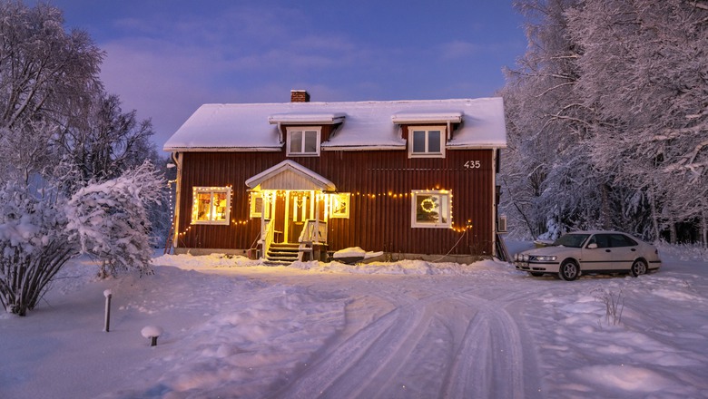 Rött hus i vintermiljö