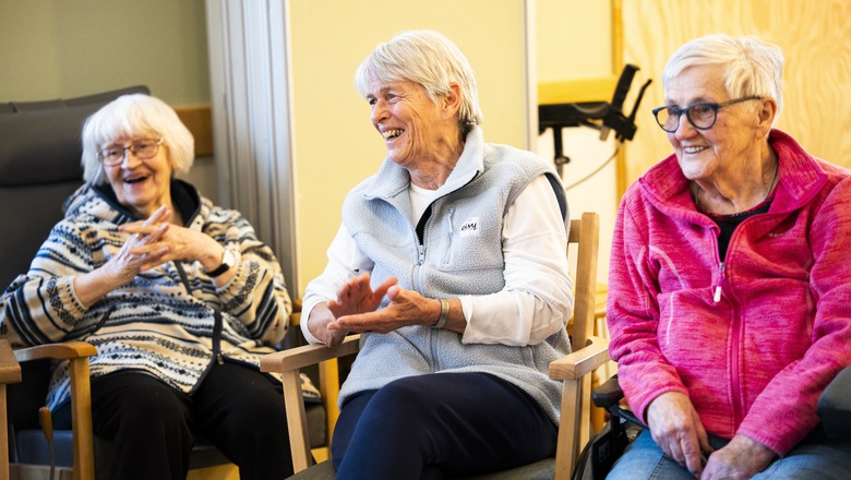 En grupp kvinnor som sitter bredvid varandra.