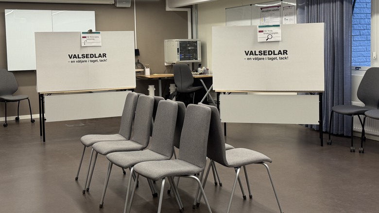 Innteriör av vallokalen i kommunhuset med skärmar och stolar