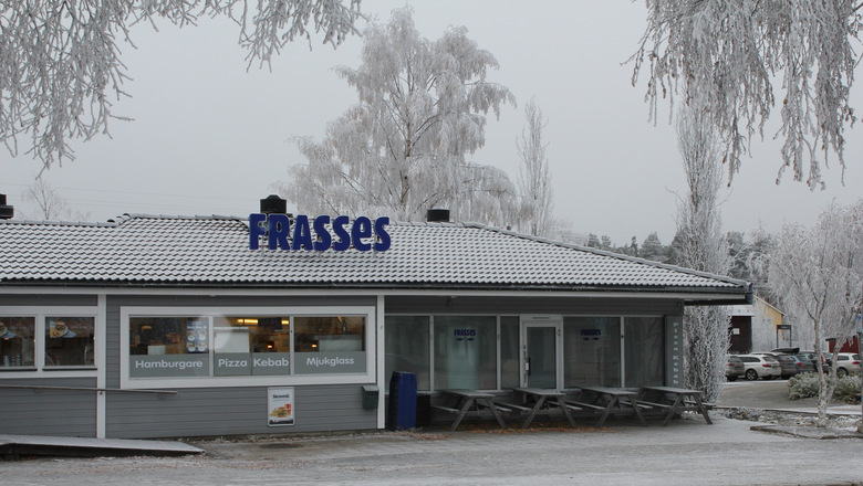Bild på Frasses restaurang, ett gråblått hus, i vintrig miljö där träden i bakgrunden är snötäckta