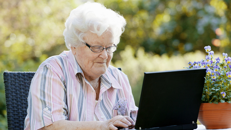 Äldre dam skriver på dator