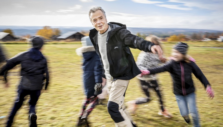 Bild på läraren Gunnar Hellström som dansar med skolbarn