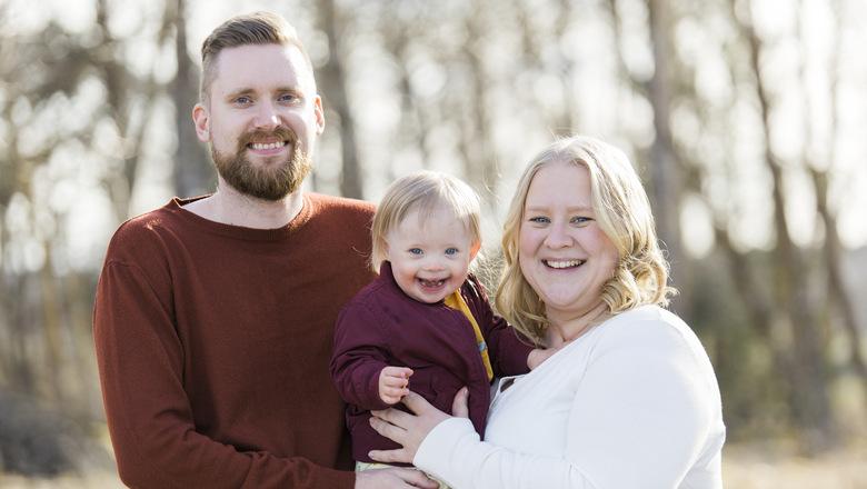 Porträtt på familj med liten dotter med Downs syndrom