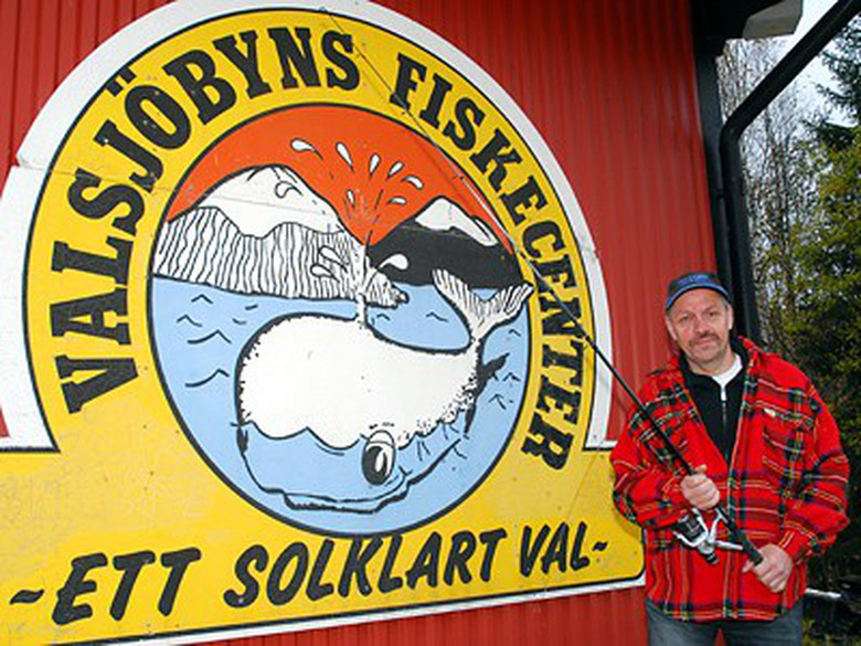 Bild på en man med ett fiskespö framför Fahlströms fiskes logotyp