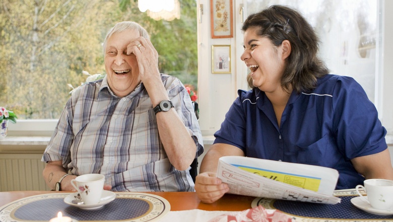 äldre man och kvinna från hemtjänst skrattar tillsammans