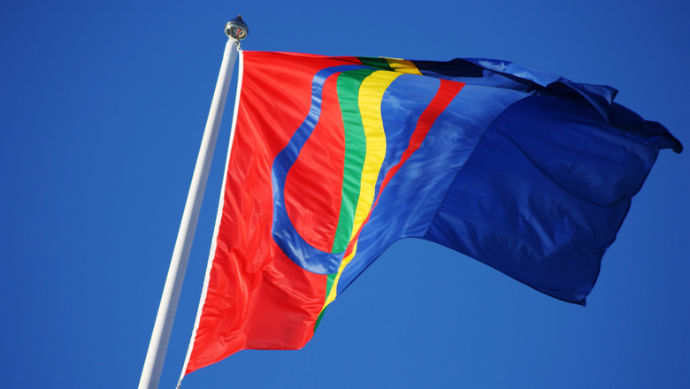 samiska flaggan vajar i vinden